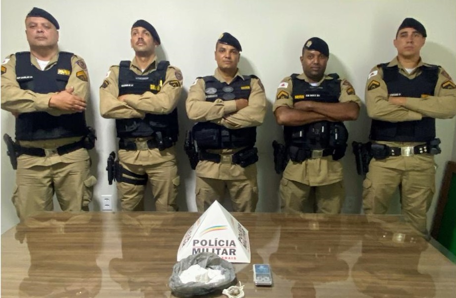 POLÍCIA MILITAR APRENDE DROGAS NO CIDADE NOVA – TRAFICANTES FUGIRAM